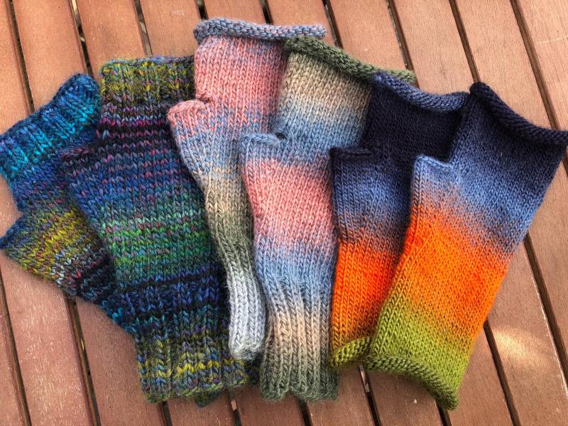 Selbstgestrickte Armstulpen-Pulswärmer-Marktfrauenhandschuhe-Fingerlose Handschuhe-Nikolausgeschenk-Weihnachtsgeschenk-Geburtstagsgeschenk von TaschenMitHerz