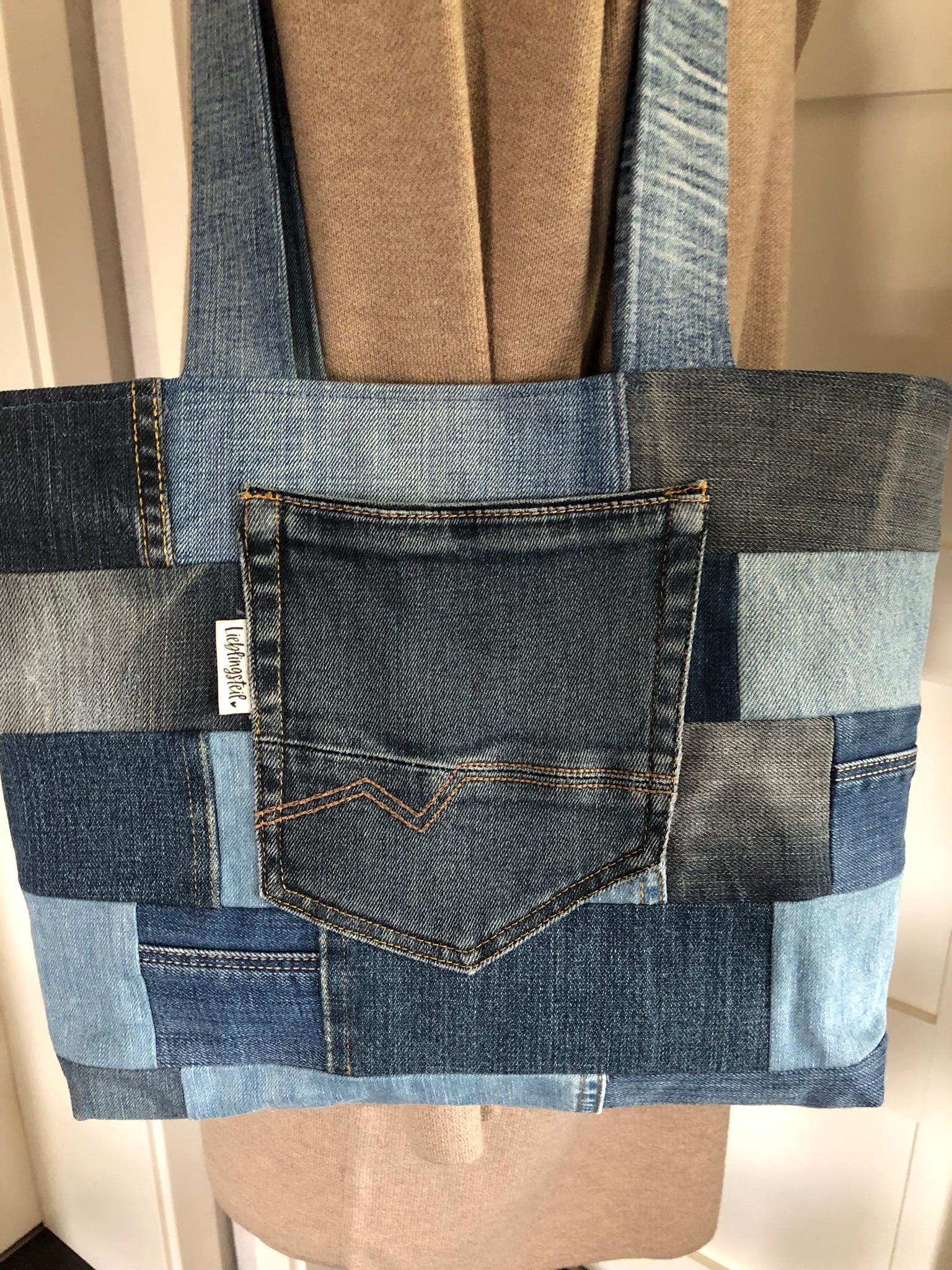 Upcycling Patchworktasche Jeans-Shopper-Patchworktasche-Einkaufstasche-Schultertasche-Jeanstasche-Upcycling-Damentasche-Umhängetasche Upcycling Patchworktasche Jeans-Shopper-Patchworktasche-Einkaufstasche-Schultertasche-Jeanstasche-Upcycling-Damentasche-Umhängetasche von TaschenMitHerz