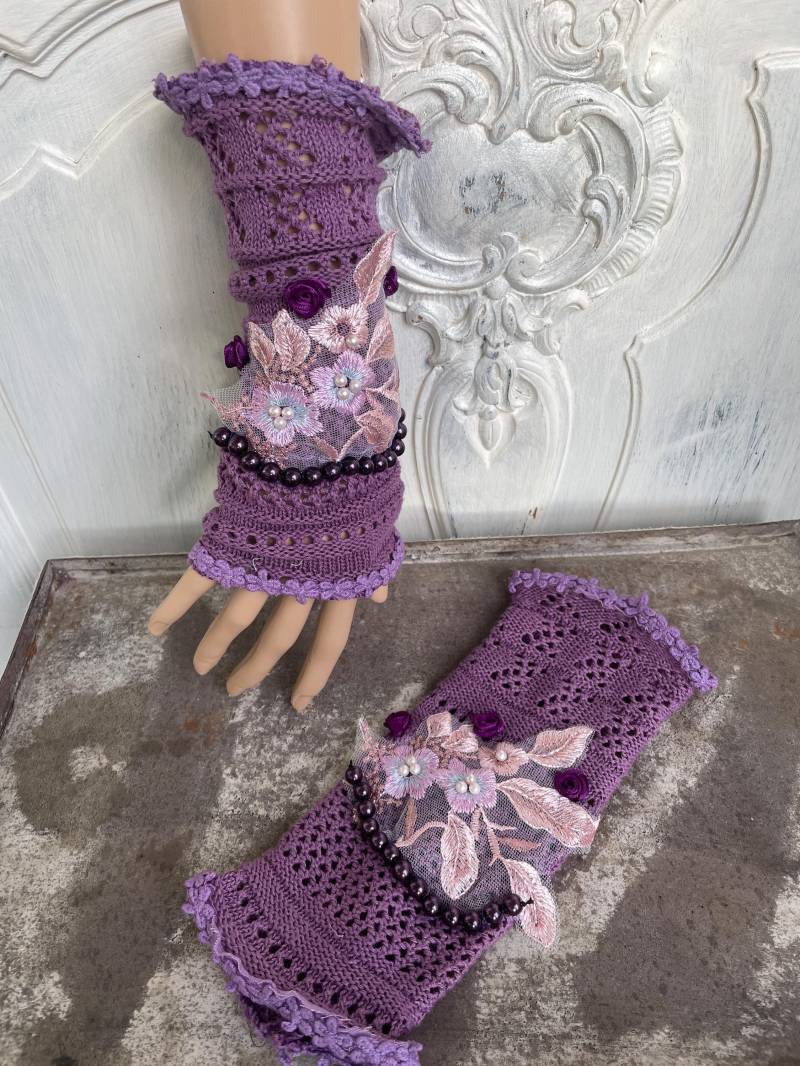 Armstulpen Shabby Vintage Stulpen Pulswärmer Mit Perlen Und Stickerei von TaschenwerkCS