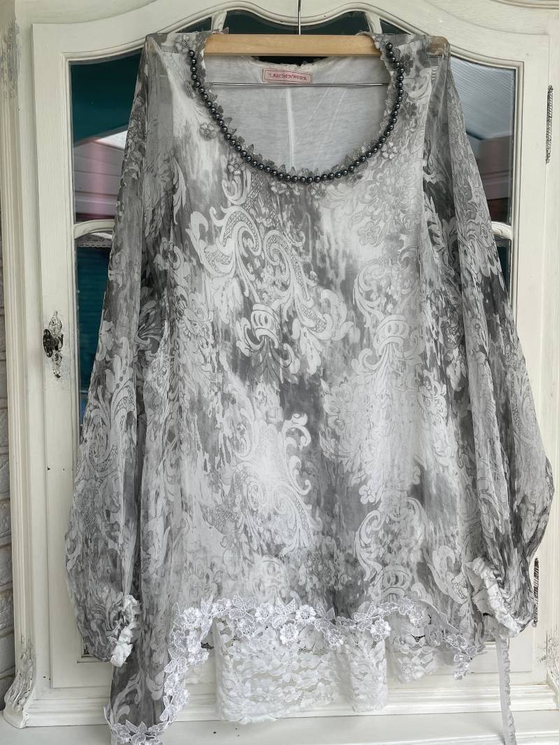 Bluse Grau Weiß Mit Perlen Und Spitze Bohobluse Einheitsgröße 36 Bis 42 von TaschenwerkCS