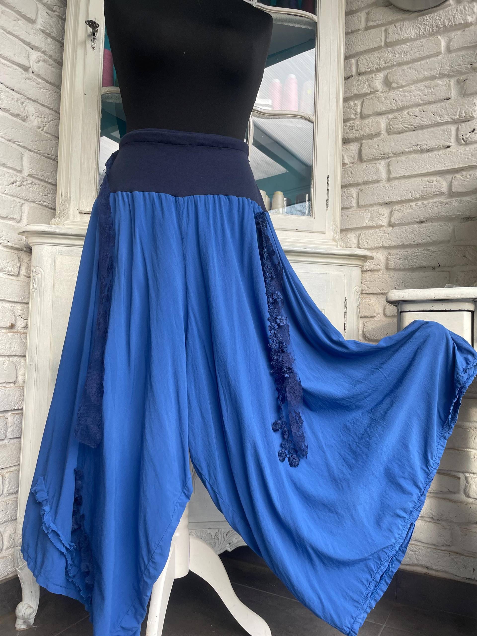 Hosenrock Blau Mit Rüschen Und Spitze Größe 34 Bis 46 Hosenrock Blau Mit Rüschen Und Spitze Größe 34 Bis 46 von TaschenwerkCS