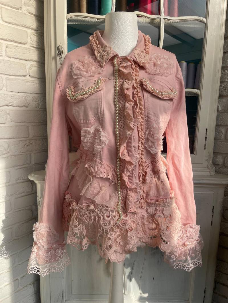 Jeansjacke Shabby Boho Romantik Taschenwerk Größe 42 44 46 Verspielt Mit Perlen Und Spitze Stretch Lachsrosa von TaschenwerkCS