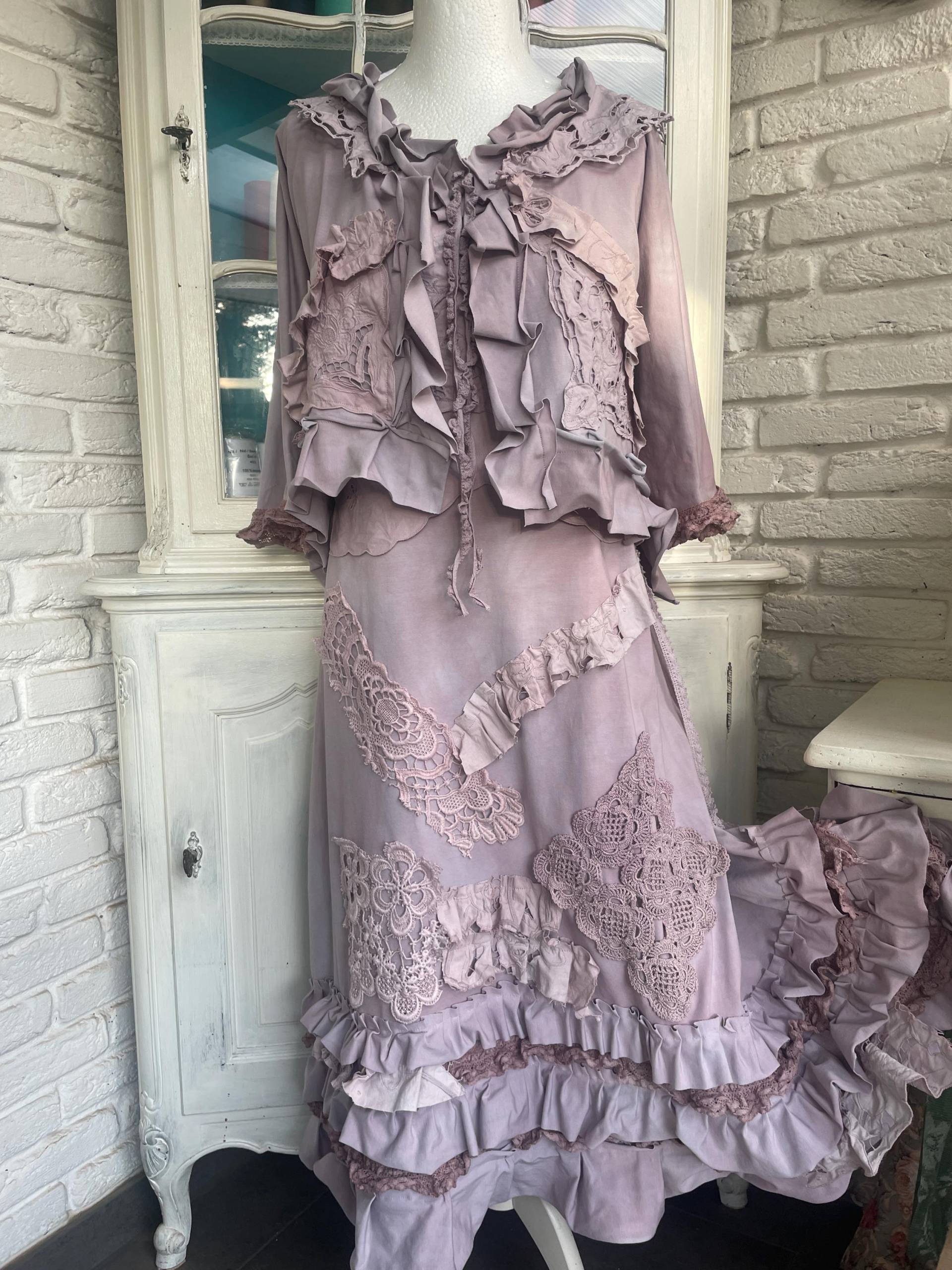 Kombi Bestehend Aus Latzrock Und Shirtjacke Einheitsgröße 36 Bis 48 Handgefärbt Flieder Altrosa von TaschenwerkCS