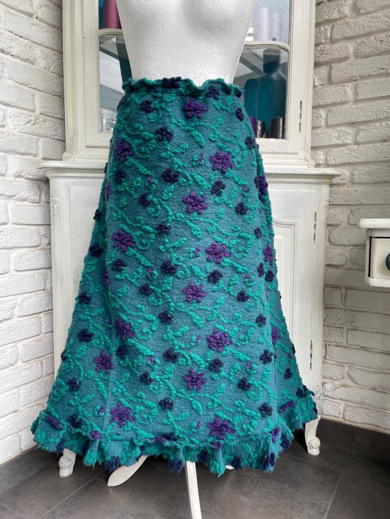 Neu Herbst Winter 2025/26 Maxirock Aus Einem Wollwalk in Dunkeltürkis Mit Lilianen Blumen Größe 44 Bis 48 von TaschenwerkCS