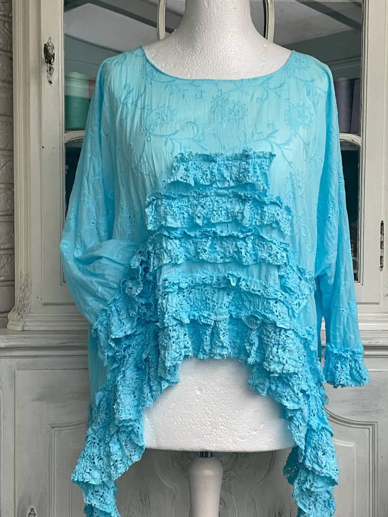 Oversizedbluse Türkis Handgefärbt Baumwollbluse Mit Stickerei Und Rüschen Oversized Lagenlook Einheitsgröße 38 Bis 54 von TaschenwerkCS