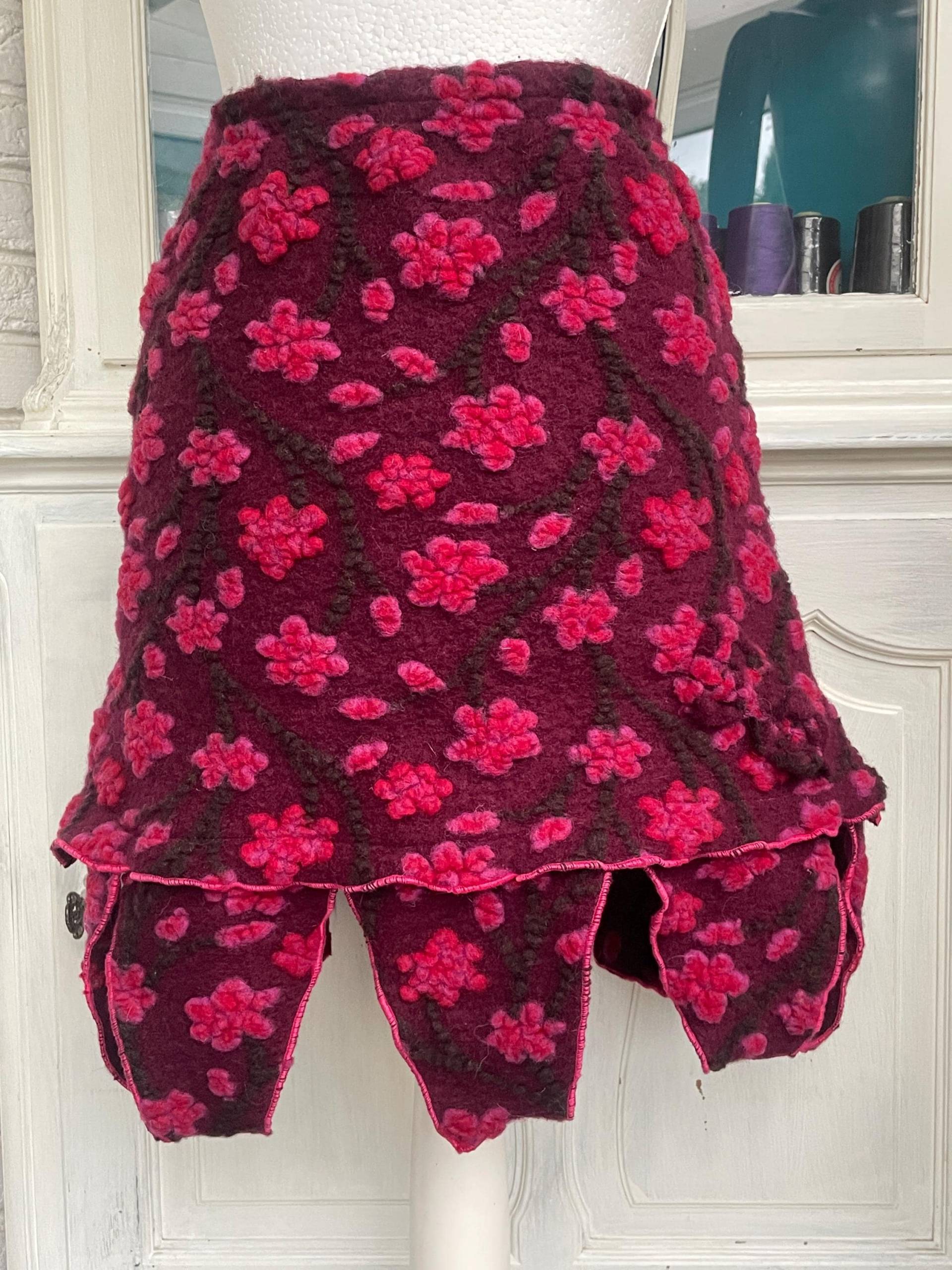 Rock Aus Einem Wollwalk in Bordeaux Mit Rosaroten Blumen Größe 34 Bis 38 von TaschenwerkCS