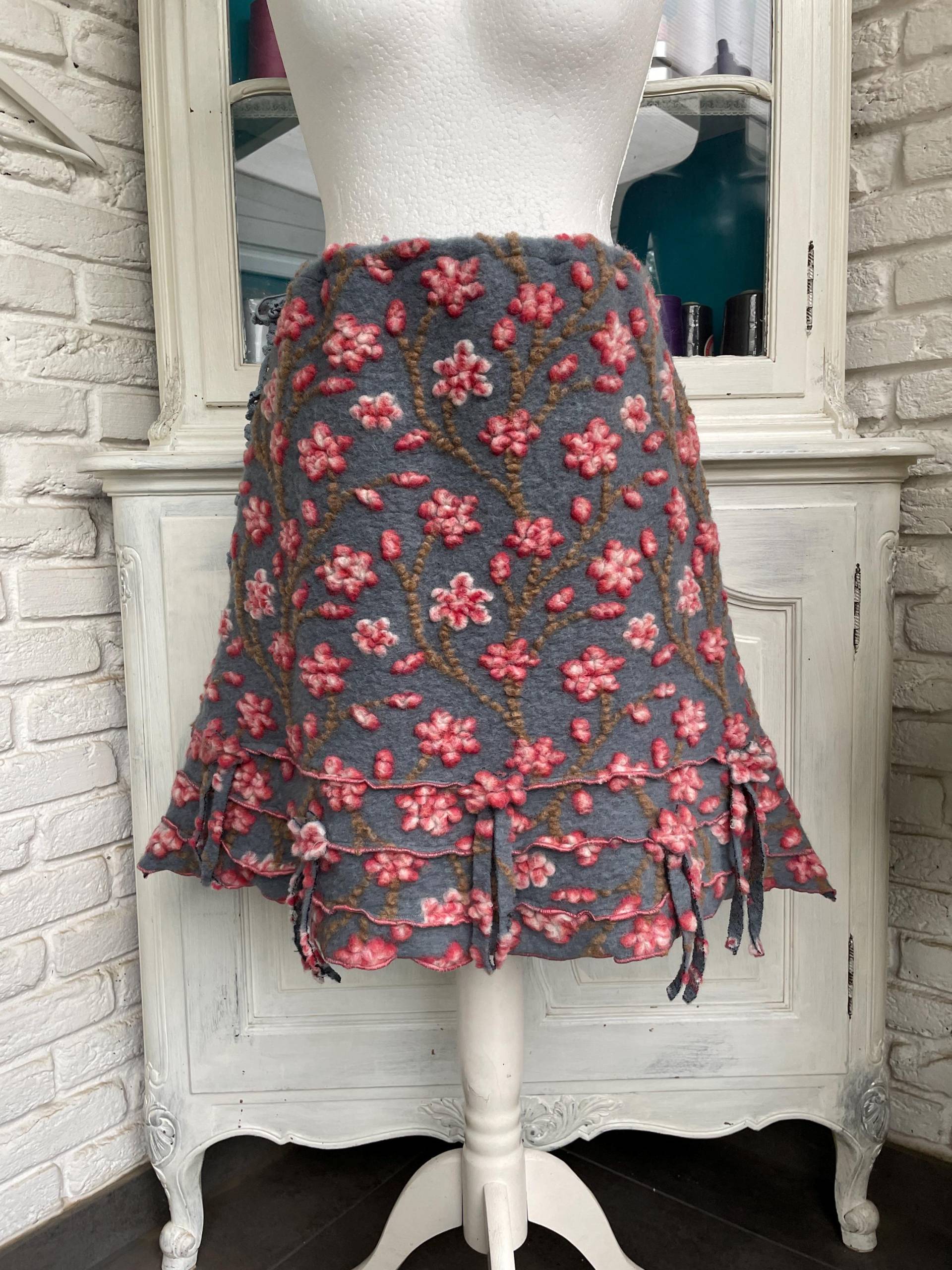 Rock Aus Einem Wollwalk in Mittelblau Mit Rosaroten Blumen Größe 42 Bis 46 von TaschenwerkCS