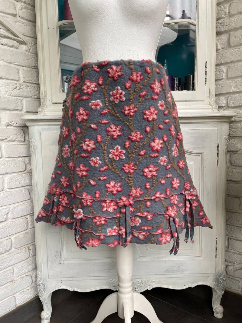 Rock Aus Einem Wollwalk in Mittelblau Mit Rosaroten Blumen Größe 42 Bis 46 von TaschenwerkCS