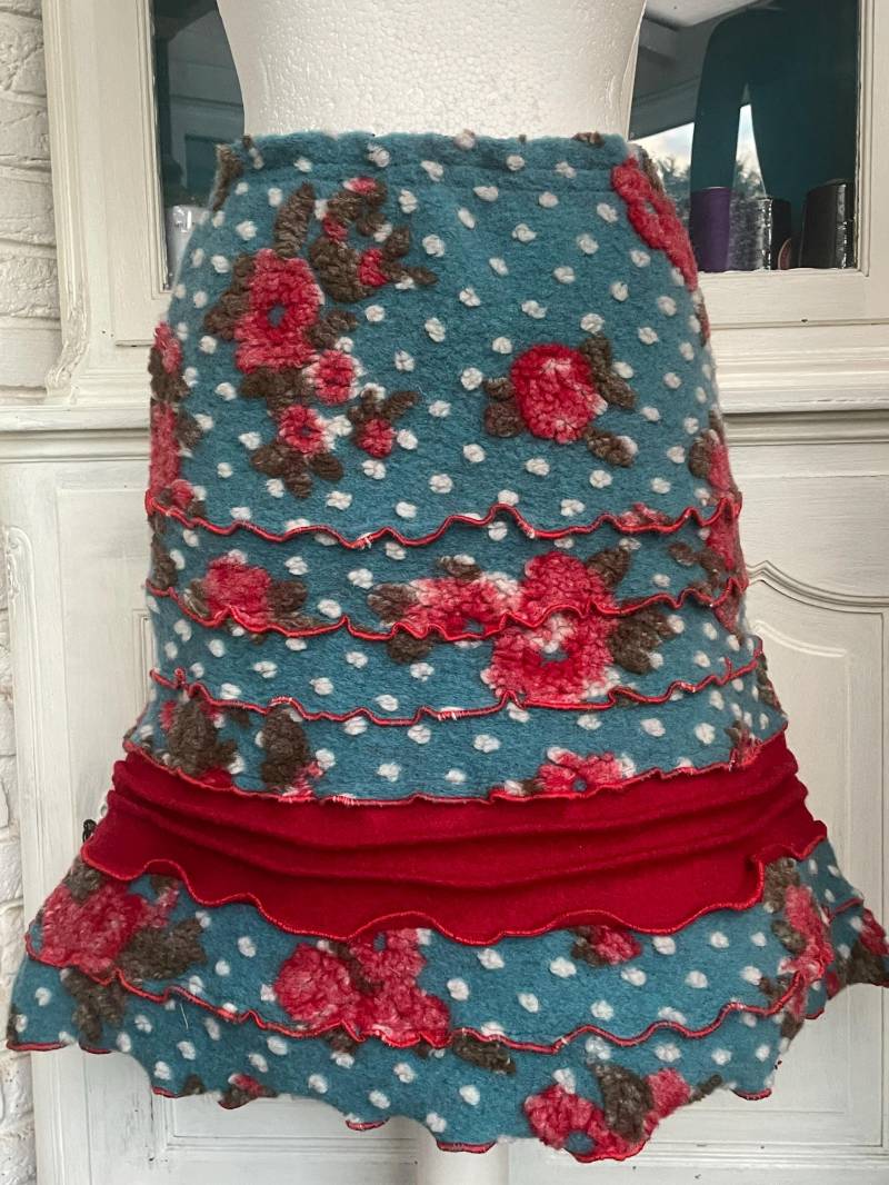 Rock Aus Einem Wollwalk in Türkis Mit Roten Blumen Größe 42/44 von TaschenwerkCS