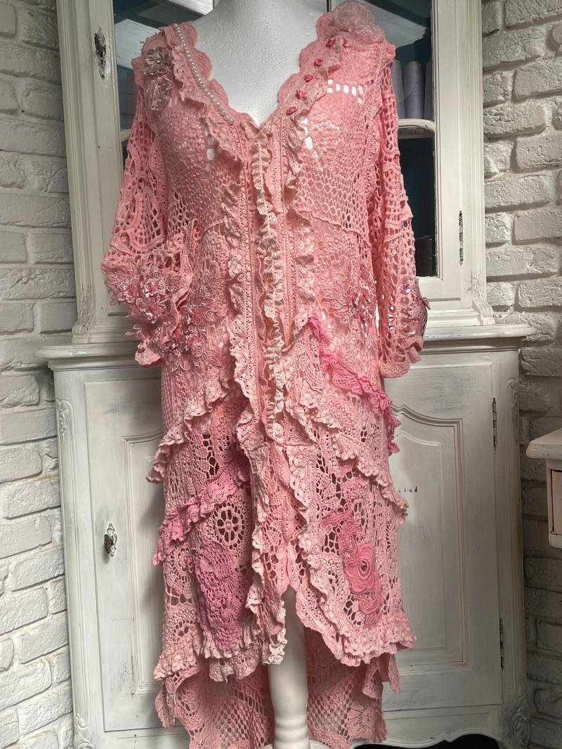 Taschenwerk Jacke Strickjacke Bohojacke Mit Perlen Und Rüschen Einheitsgröße 40 Bis 50 Upcycling Lachsrosa Handgefärbt von TaschenwerkCS