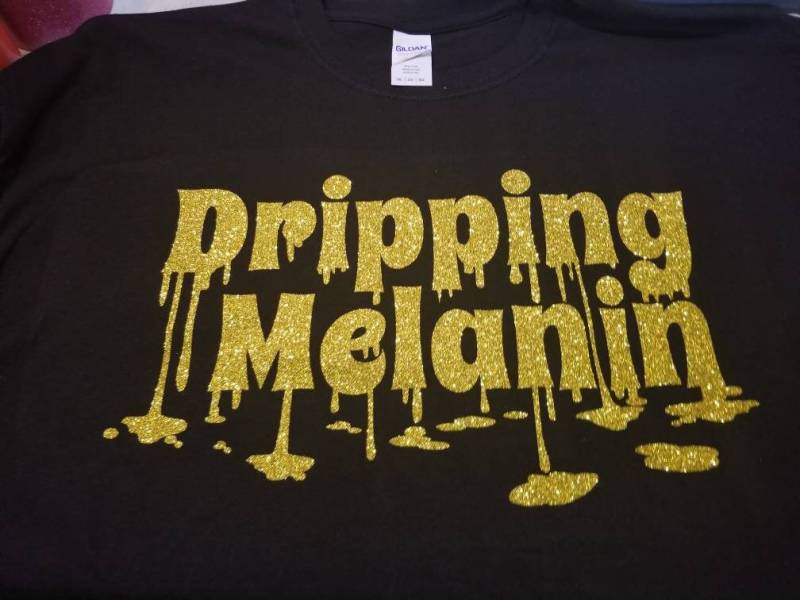 Dripping Melanin T-Shirt von TashasKre8tiveCorner