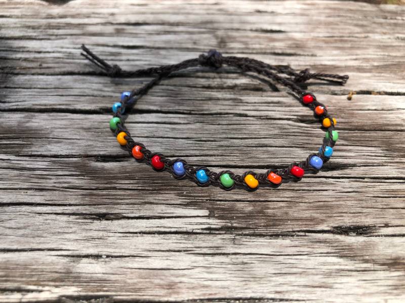 Dunkelbraunes Regenbogen Pride Armband von Tasherscreations