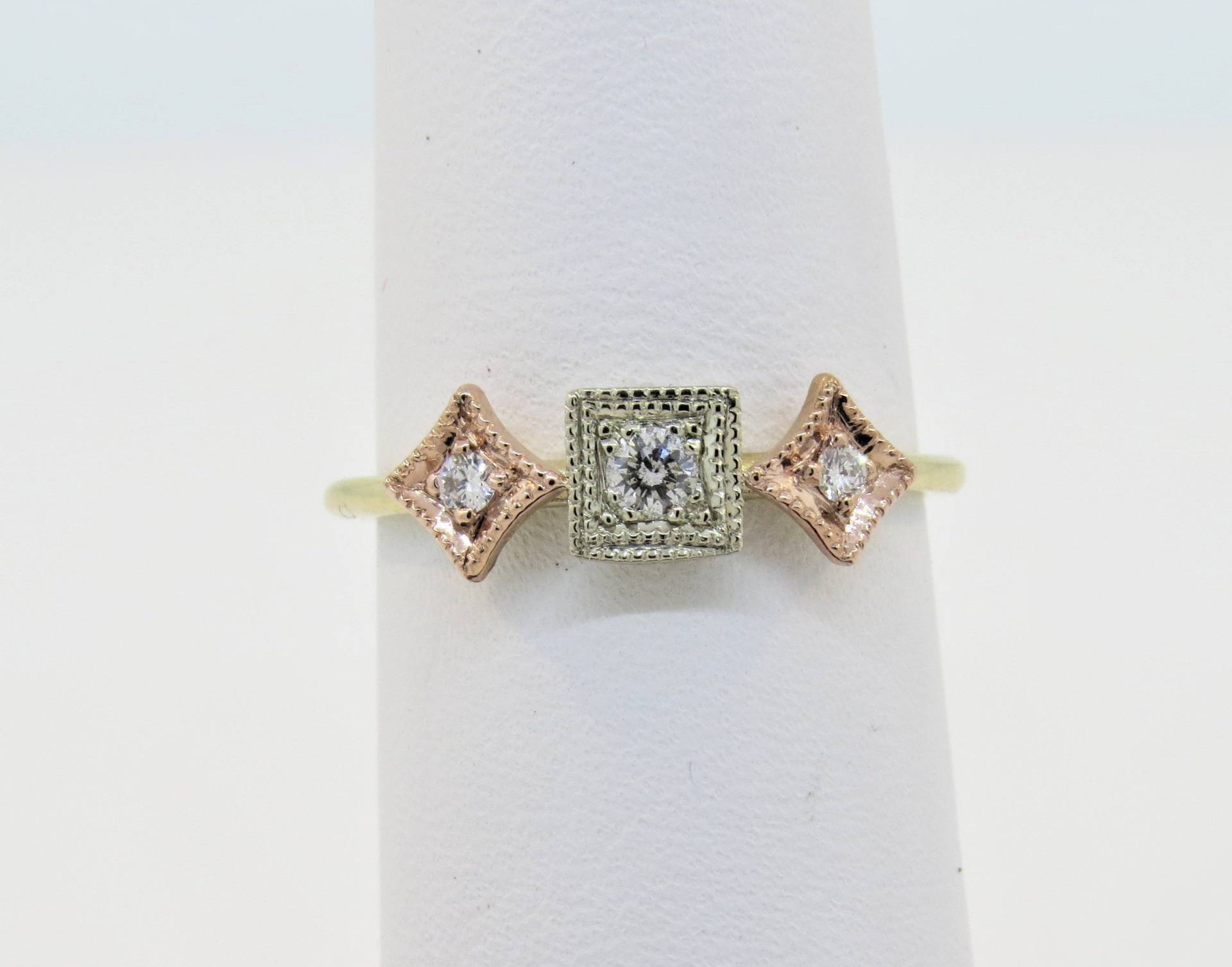 14K Drei Tone 0.12Ct Diamant Vintage Antik Stil Ring Milgrain Drei Stein Versprechen Stapelbar Zierliche Ring 14K Drei Tone 0.12Ct Diamant Vintage Antik Stil Ring Milgrain Drei Stein Versprechen Stapelbar Zierliche Ring von Tasiyanjewelrydesign