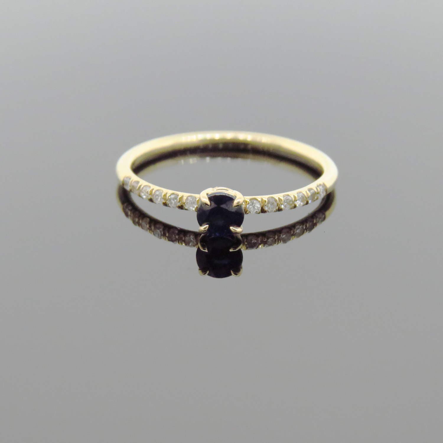 14K Gelbgold 0.42Ct Saphir & Diamant Micro Pave Ring Verlobungsring Hochzeitsring Jubiläumsring Stapelbarer 14K Gelbgold 0.42Ct Saphir & Diamant Micro Pave Ring Verlobungsring Hochzeitsring Jubiläumsring Stapelbarer von Tasiyanjewelrydesign