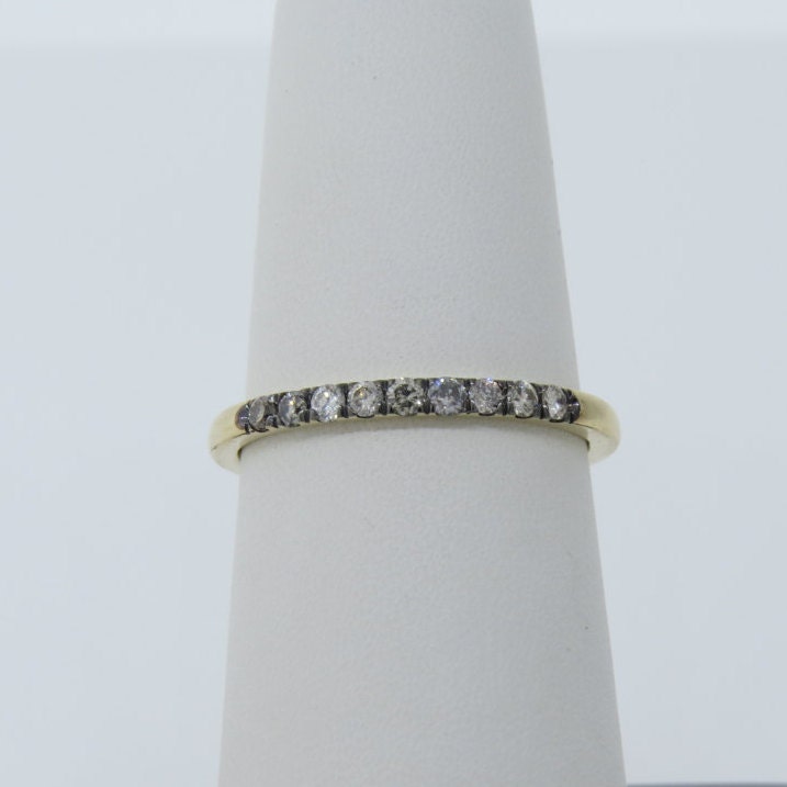 14K Gelbgold Mit Schwarzem Rhodium Überzogen 0, 21 Karat Champagner Diamant Micro Pave Ehering/Jubiläumsring Stapelbarer Ring Versprechensring von Tasiyanjewelrydesign