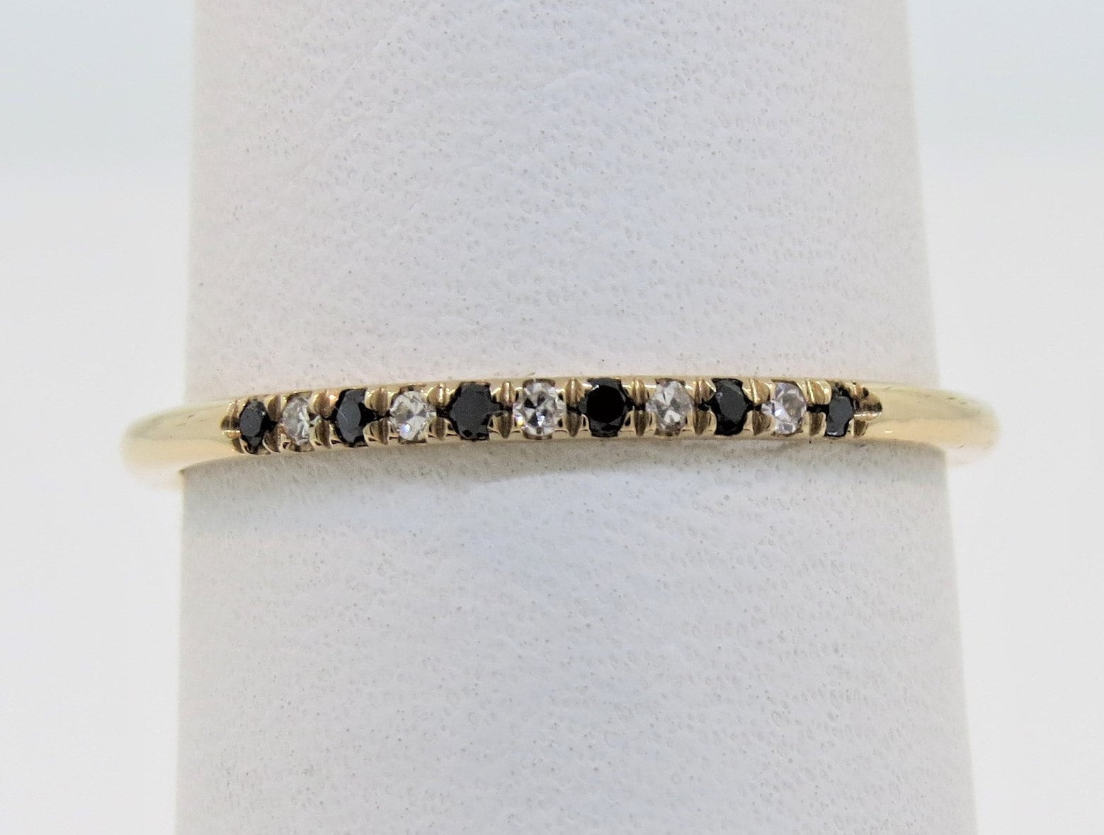14K Rose Gold 0.06Ct Schwarz & Weiß Diamant Micro Pave Ehering/Jubiläumsring Stapelbarer Ring Geschenk Für Sie von Tasiyanjewelrydesign