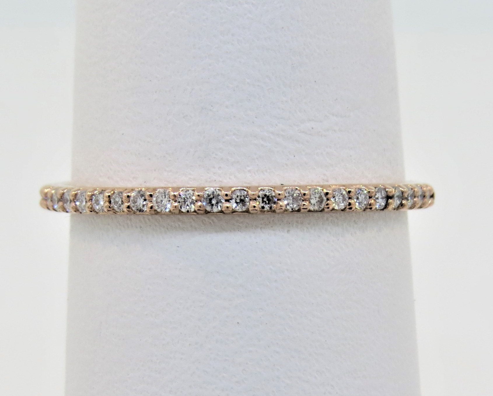 14K Rose Gold Zierlicher Diamant Ehering/stapelbarer Ring Jubiläumsring Versprechensring Halbe Eternity Band Brautring Pave von Tasiyanjewelrydesign