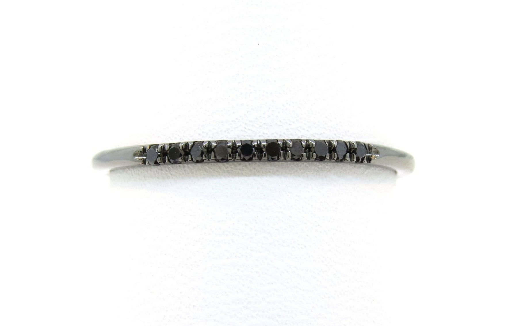 14K Solid White Gold Schwarz Rhodium Überzogen 0, 07Ct Schwarzer Diamant Ring/Zierliche Ehering Jubiläumsring Stapelbare Ringschiene von Tasiyanjewelrydesign