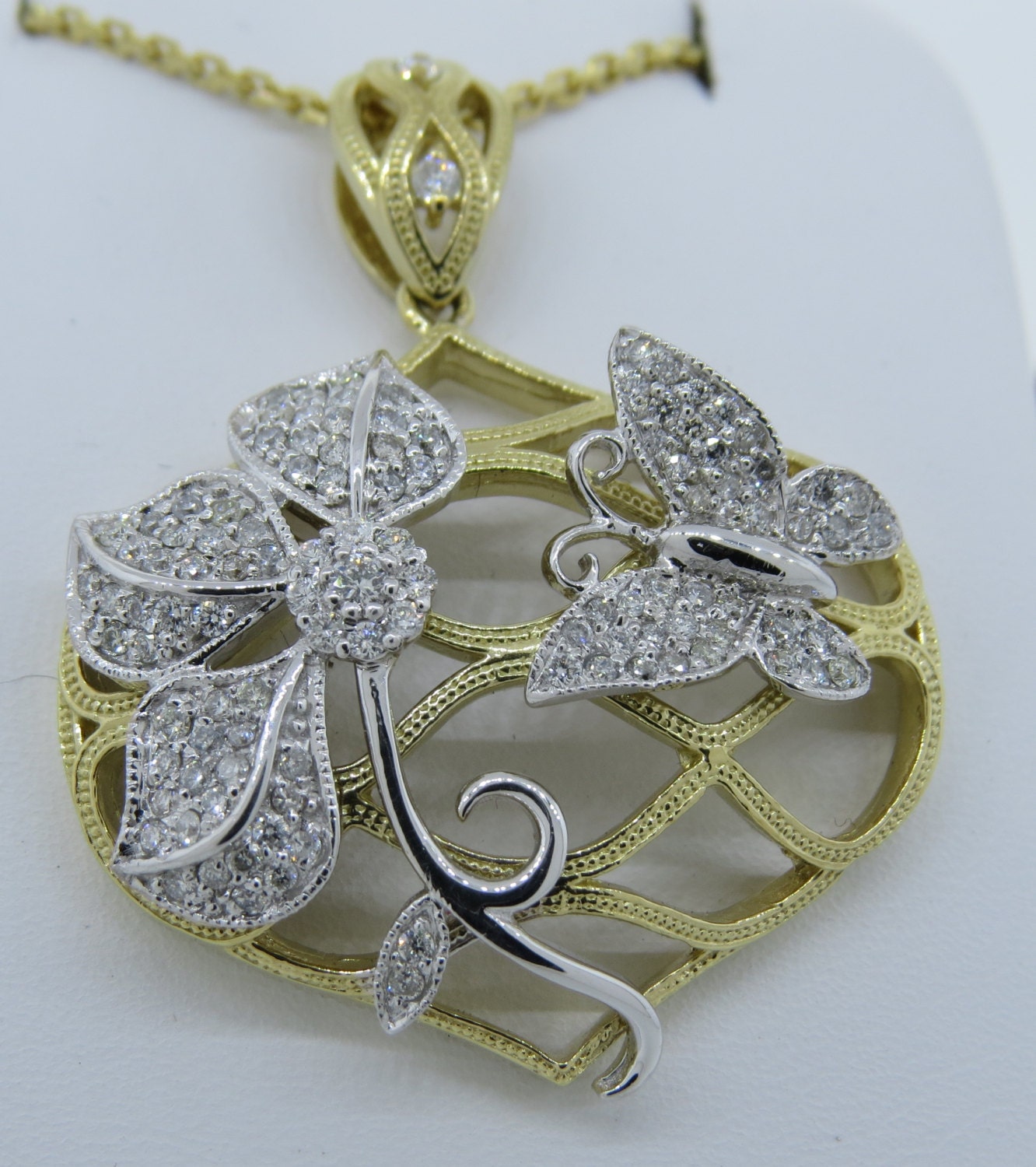 14K Two Tone Gelb & Weißgold Antique Style 0, 77 Karat Diamant Blume Anhänger Schmetterling Halskette 18 "Kette 14K Two Tone Gelb & Weißgold Antique Style 0, 77 Karat Diamant Blume Anhänger Schmetterling Halskette 18 "Kette von Tasiyanjewelrydesign