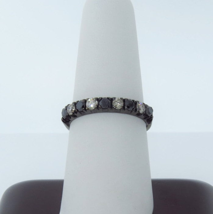 14K Weißgold, Schwarz Rhodiniert 0, 81 Karat Champagner & Schwarzer Diamant Ehering/Jubiläumsring Stapelbarer Ring Halbes Eternity Band von Tasiyanjewelrydesign