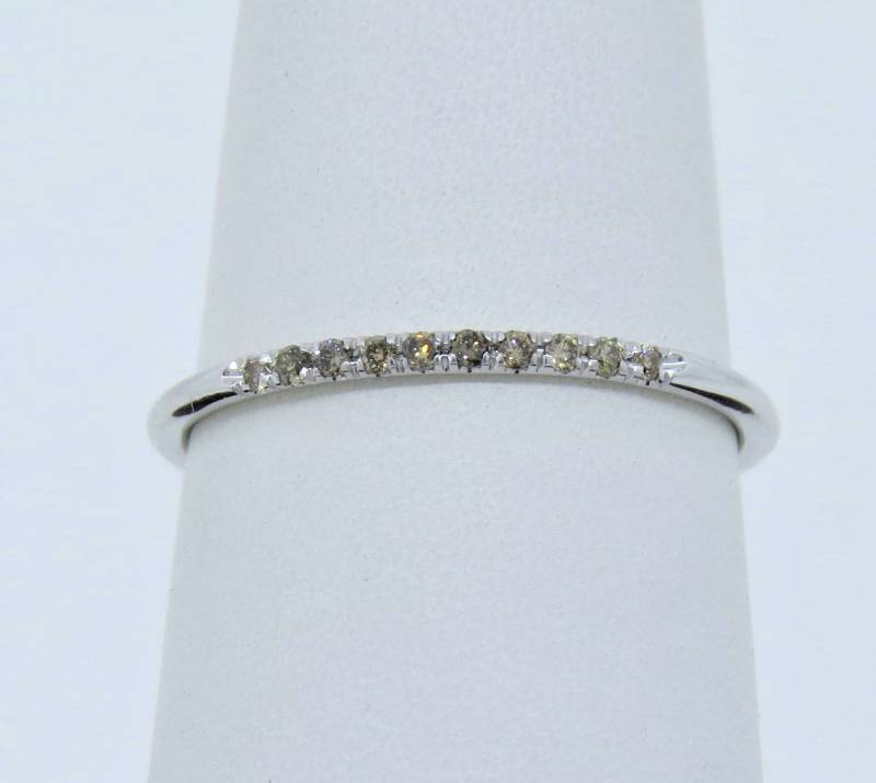 14K Weißgold 0, 08 Karat Champagner Micro Diamant Pave Band/stapelbarer Ring Jubiläumsband Versprechensring, Brautring Zierlicher Diamantring von Tasiyanjewelrydesign