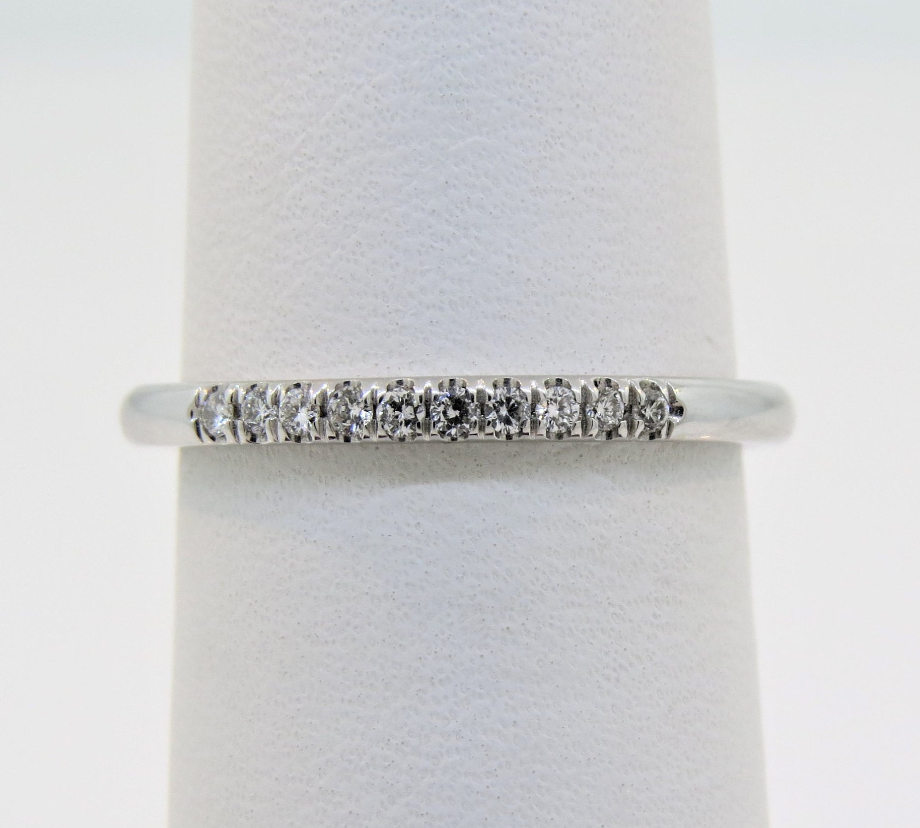 14K Weißgold 0, 09 Karat Diamant Ehering, Micro Pave Band, Stapelbarer Ring, Jubiläumsring, Zierliche Diamantring, Brautring Versprechensring von Tasiyanjewelrydesign