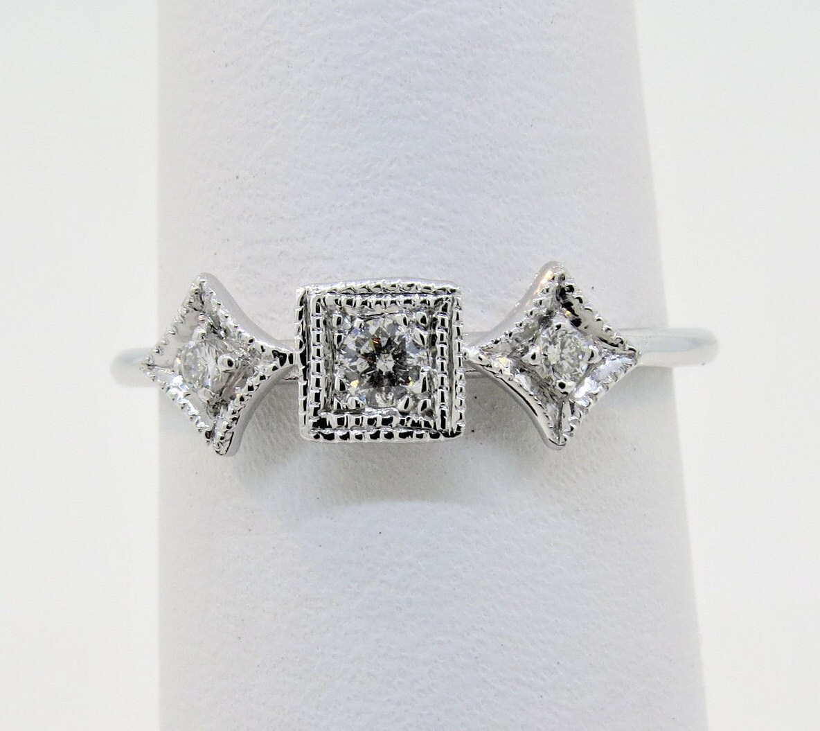 14K Weißgold 0, 12 Karat Diamant Vintage Antik Stil Milgrain Ring, Drei Stein Versprechen Zierliche Geschenk Für Sie 14K Weißgold 0, 12 Karat Diamant Vintage Antik Stil Milgrain Ring, Drei Stein Versprechen Zierliche Geschenk Für Sie von Tasiyanjewelrydesign