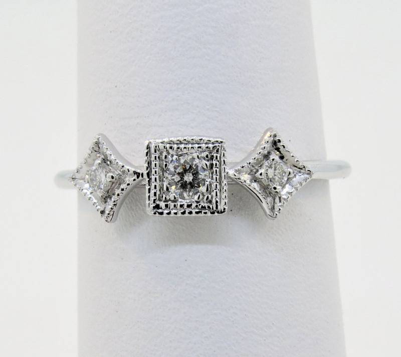 14K Weißgold 0, 12 Karat Diamant Vintage Antik Stil Milgrain Ring, Drei Stein Versprechen Zierliche Geschenk Für Sie 14K Weißgold 0, 12 Karat Diamant Vintage Antik Stil Milgrain Ring, Drei Stein Versprechen Zierliche Geschenk Für Sie von Tasiyanjewelrydesign