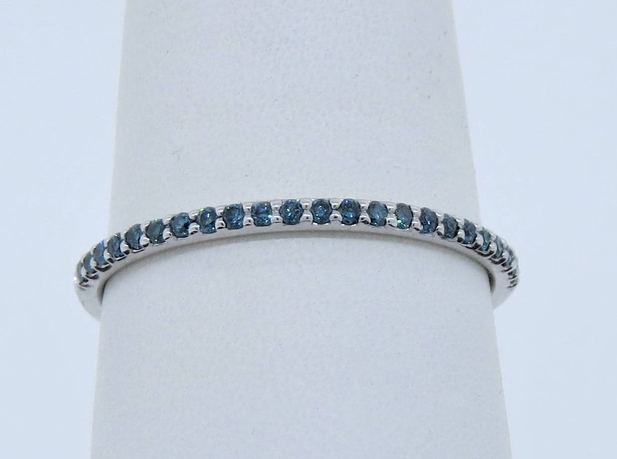 14K Weißgold 0, 16 Karat Blauer Diamant Ring, Ehering, Stapelbarer Jubiläumsband, Halbe Ewigkeit Band Zierlicher Diamantring Versprechensring von Tasiyanjewelrydesign