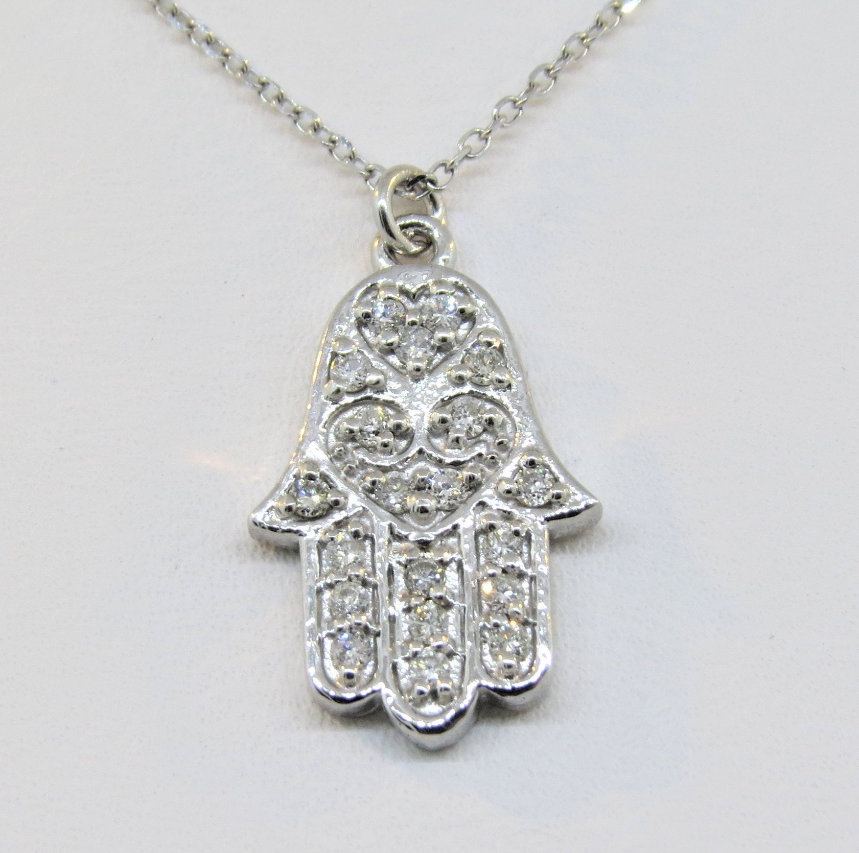 14K Weißgold 0, 20 Karat Diamant Hamsa Good Luck Anhänger Hand Charm Halskette Jejuda Evil Eye Mit 16 "Kette 14K Weißgold 0, 20 Karat Diamant Hamsa Good Luck Anhänger Hand Charm Halskette Jejuda Evil Eye Mit 16 "Kette von Tasiyanjewelrydesign