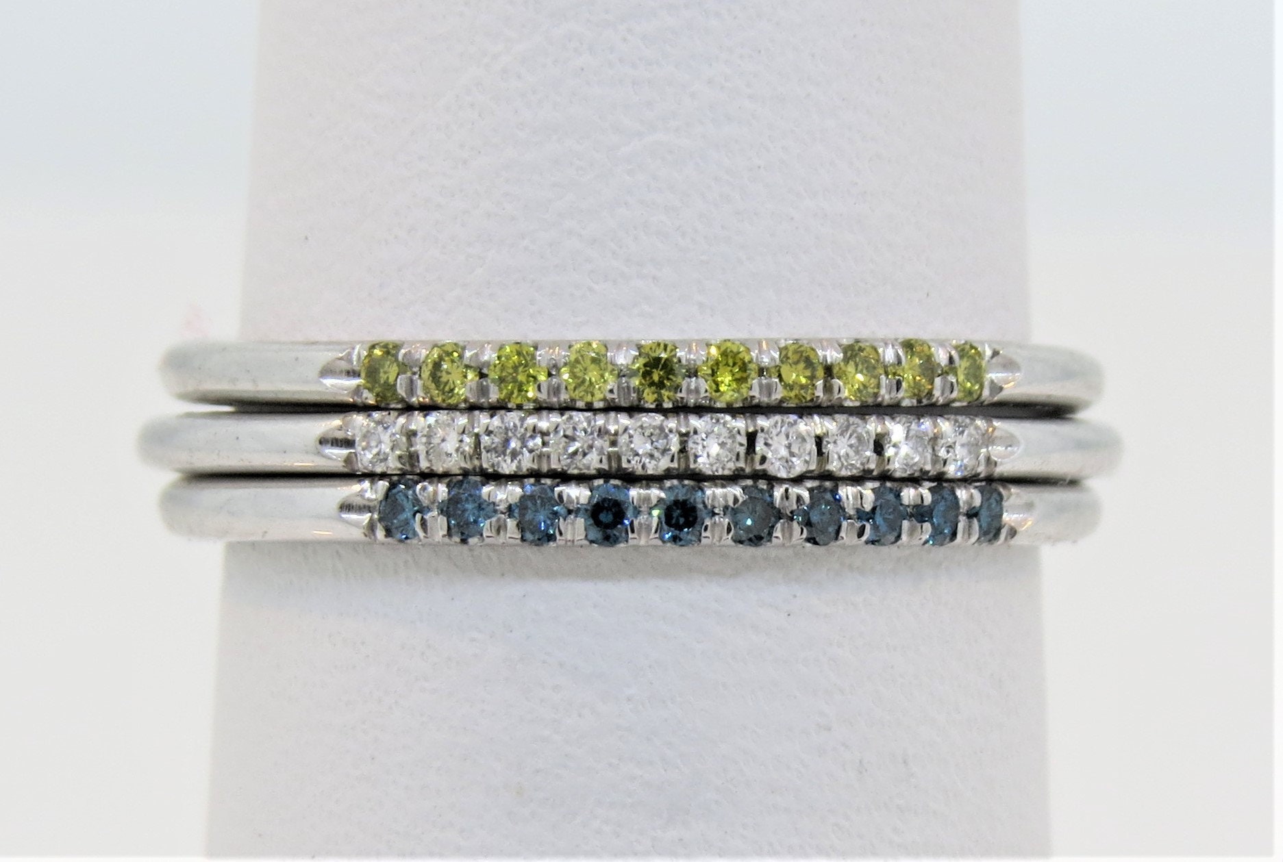 14K Weißgold 0, 21 Karat Weiß Gelb Blau Diamant Hochzeit Micro Pave Bands/stapelbare Ringe Jubiläumsbänder Versprechensringe, Geschenk Für Sie 14K Weißgold 0, 21 Karat Weiß Gelb Blau Diamant Hochzeit Micro Pave Bands/stapelbare Ringe Jubiläumsbänder Versprechensringe, Geschenk Für Sie von Tasiyanjewelrydesign