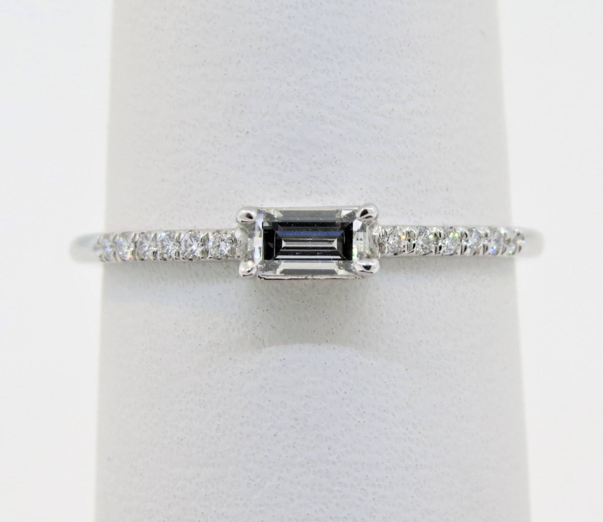 14K Weißgold 0, 27 Karat Smaragd & Diamant Im Rundschliff Ring Zierliche Verlobungsring Hochzeit Jubiläum Band Stapelbar Micro Pave 14K Weißgold 0, 27 Karat Smaragd & Diamant Im Rundschliff Ring Zierliche Verlobungsring Hochzeit Jubiläum Band Stapelbar Micro Pave von Tasiyanjewelrydesign