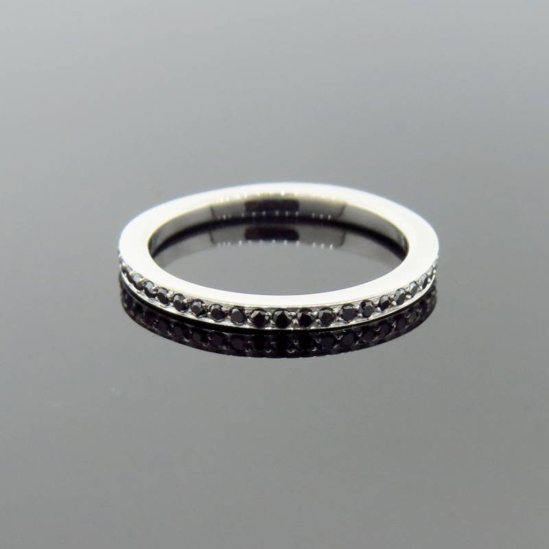 14K Weißgold 0, 36 Karat Schwarzer Diamant Zierliche Mikro Pave Ewigkeit Hochzeitsband Stapelbar Ring Jubiläumsband Versprechensring Brautring von Tasiyanjewelrydesign