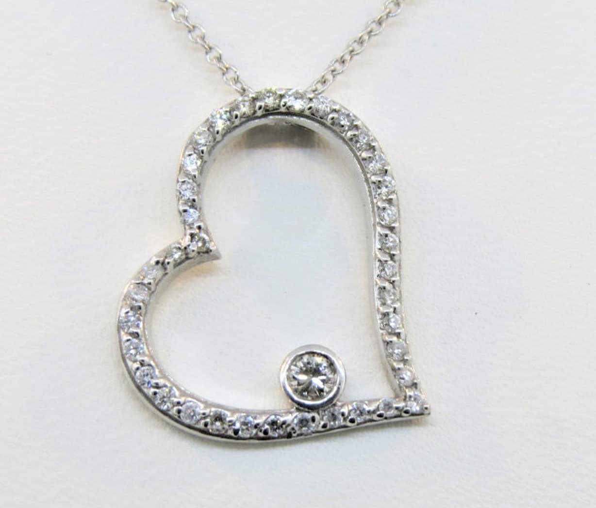 14K Weißgold 0, 41 Karat Diamant Herzanhänger, Herzförmiger Diamantanhänger, Liebesherzanhänger, Jubiläumsgeschenk, Diamantanhänger 18 "Kette 14K Weißgold 0, 41 Karat Diamant Herzanhänger, Herzförmiger Diamantanhänger, Liebesherzanhänger, Jubiläumsgeschenk, Diamantanhänger 18 "Kette von Tasiyanjewelrydesign