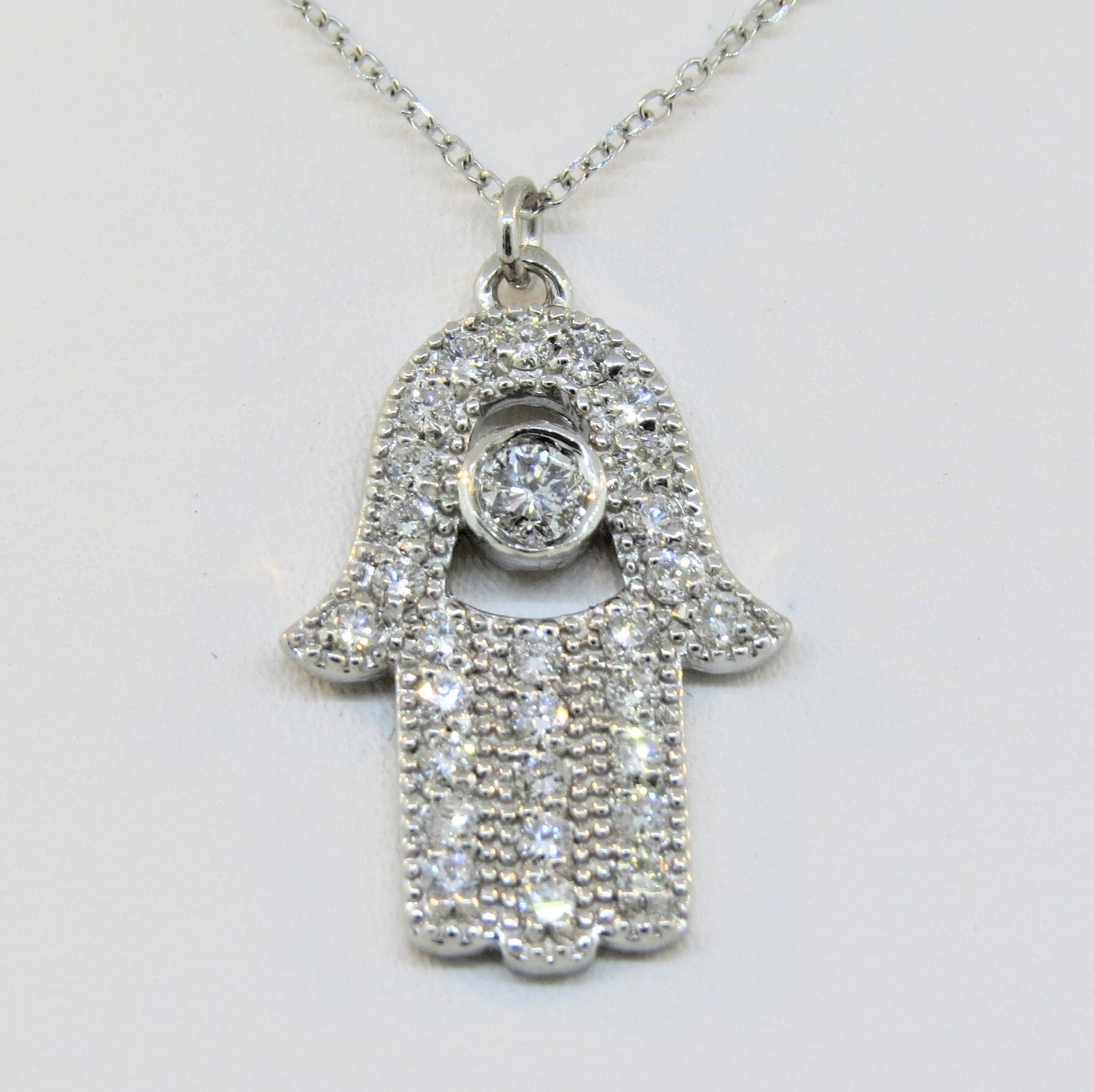 14K Weißgold 0, 48 Karat Diamant Hamsa Good Luck Anhänger Hand Charm Halskette Jejuda Evil Eye Mit 16 "Kette 14K Weißgold 0, 48 Karat Diamant Hamsa Good Luck Anhänger Hand Charm Halskette Jejuda Evil Eye Mit 16 "Kette von Tasiyanjewelrydesign