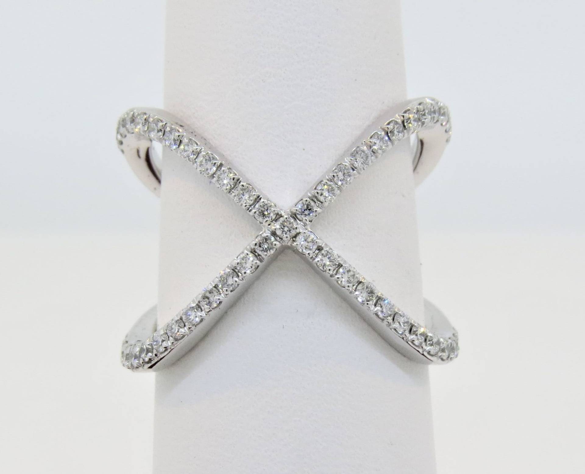 14K Weißgold 0, 49 Karat Diamant Criss Cross Ring, X Infinity Gold Jubiläumsband, Stapelring 14K Weißgold 0, 49 Karat Diamant Criss Cross Ring, X Infinity Gold Jubiläumsband, Stapelring von Tasiyanjewelrydesign