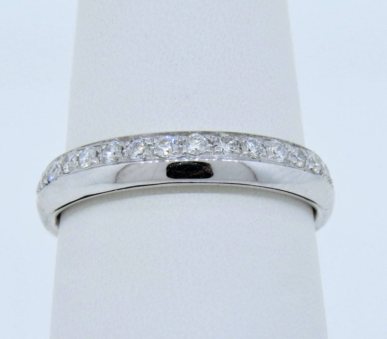14K Weißgold 0, 55 Karat Diamant Micro Pave Ehering/Eternity Ring Jubiläumsring Stapelbarer Brautring Versprechen von Tasiyanjewelrydesign