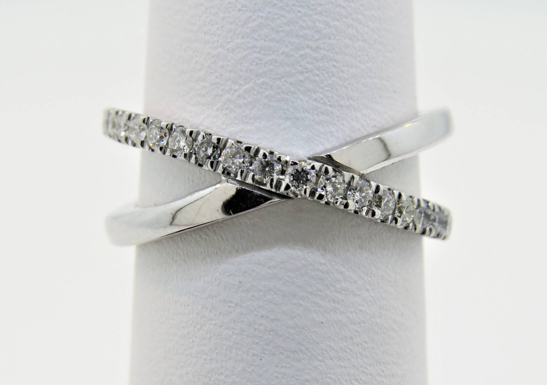 14K Weißgold 0, 55Ct Diamant Criss Kreuz Ring X Infinity Eternity Band Jubiläum 14K Weißgold 0, 55Ct Diamant Criss Kreuz Ring X Infinity Eternity Band Jubiläum von Tasiyanjewelrydesign