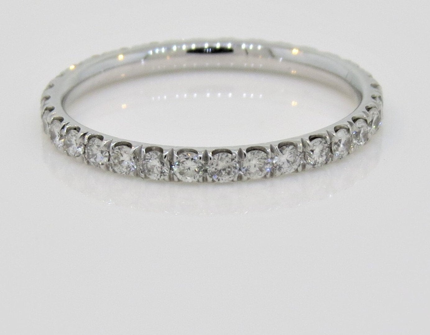 14K Weißgold 0, 64 Karat Diamant Micro Pave Ring, Eternity Ehering, Stapelbarer Ring Jubiläumsband Brautring Versprechen von Tasiyanjewelrydesign