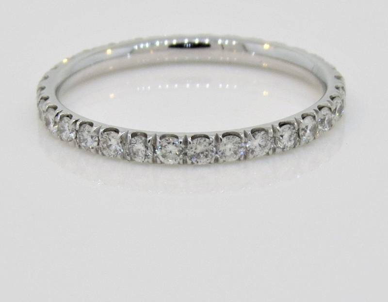 14K Weißgold 0, 64 Karat Diamant Micro Pave Ring, Eternity Ehering, Stapelbarer Ring Jubiläumsband Brautring Versprechen von Tasiyanjewelrydesign