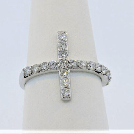 14K Weißgold 0, 67 Karat Diamant Kreuz Ring Seitlich Christlicher Religiöser Geschenk Für Ihren Stapelring 14K Weißgold 0, 67 Karat Diamant Kreuz Ring Seitlich Christlicher Religiöser Geschenk Für Ihren Stapelring von Tasiyanjewelrydesign