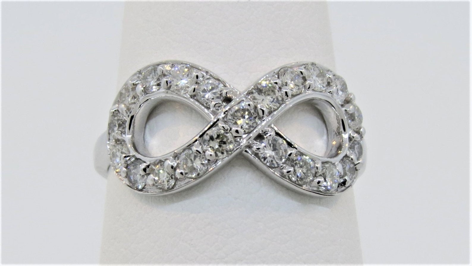 14K Weißgold 0, 70 Karat Diamant Infinity Ring/Jubiläumsband Criss Cross X Gedrehter Versprechen 14K Weißgold 0, 70 Karat Diamant Infinity Ring/Jubiläumsband Criss Cross X Gedrehter Versprechen von Tasiyanjewelrydesign