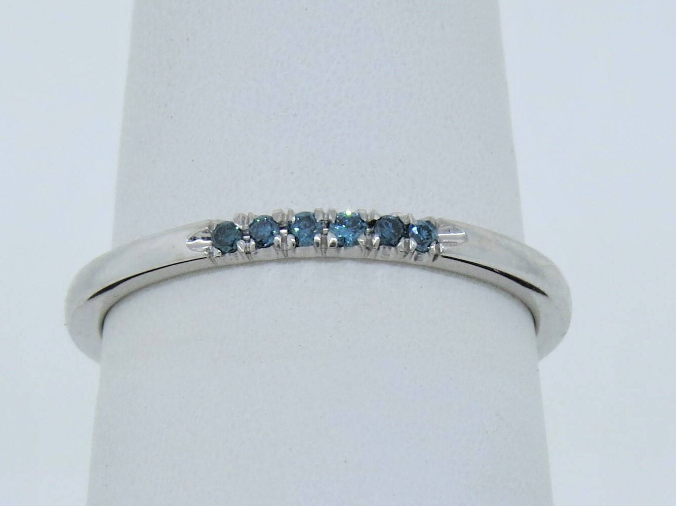14K Weißgold 0.07Ct Blau Diamant Micro Pave Ring/Ehering Stapelbarer Jubiläumsring Versprechensring von Tasiyanjewelrydesign