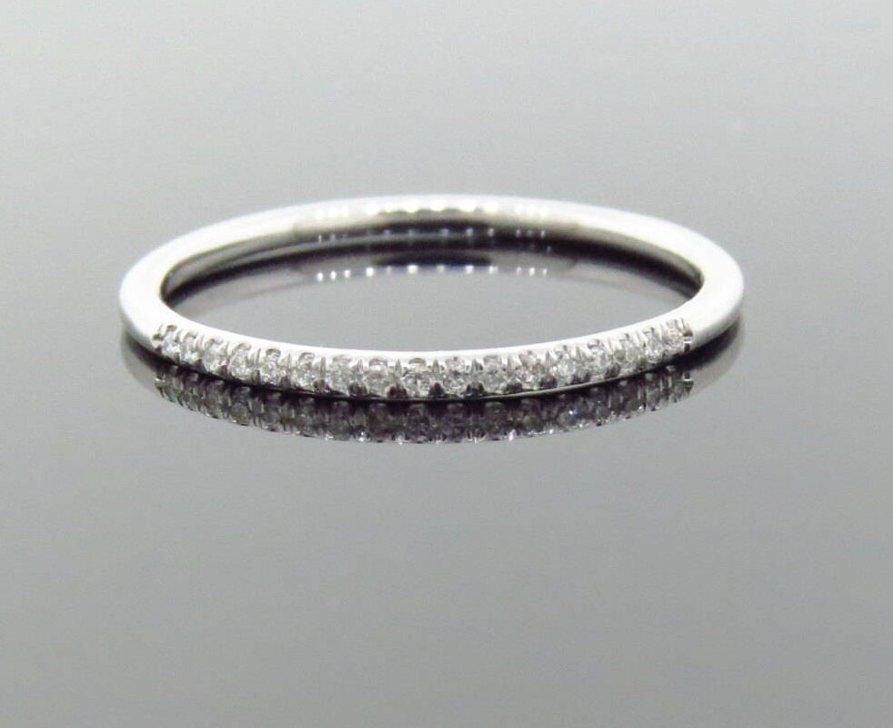 14K Weißgold 0.07Ct Diamant Jubiläumsring Zierlich Ehering Stapelbarer Ring Versprechensring Brautring Micro Pave Zarter von Tasiyanjewelrydesign