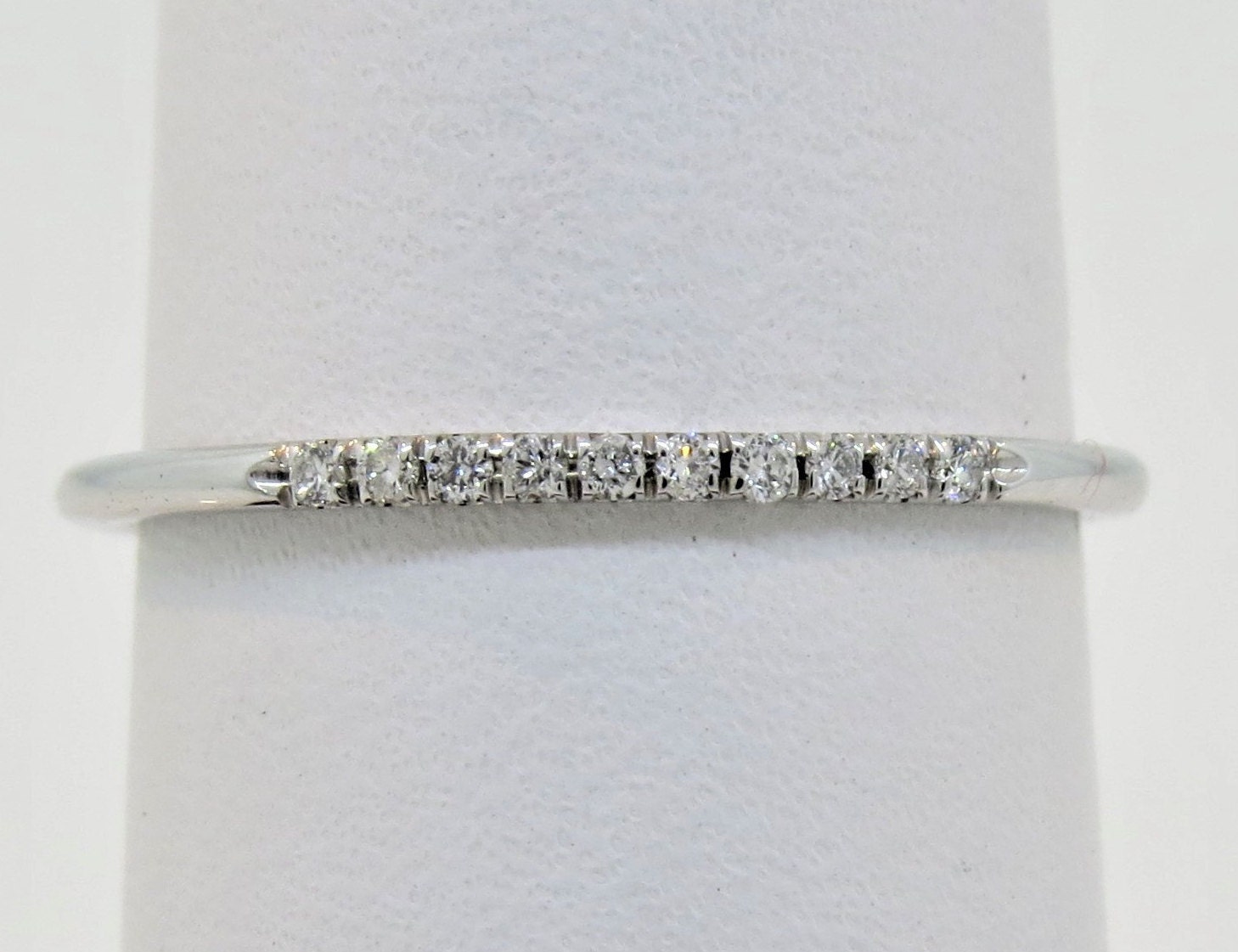 14K Weißgold 0.07Ct Diamant Micro Pave Ring Gold Ehering Zierlicher Versprechensring Stapelbarer Jubiläumsband Brautring von Tasiyanjewelrydesign