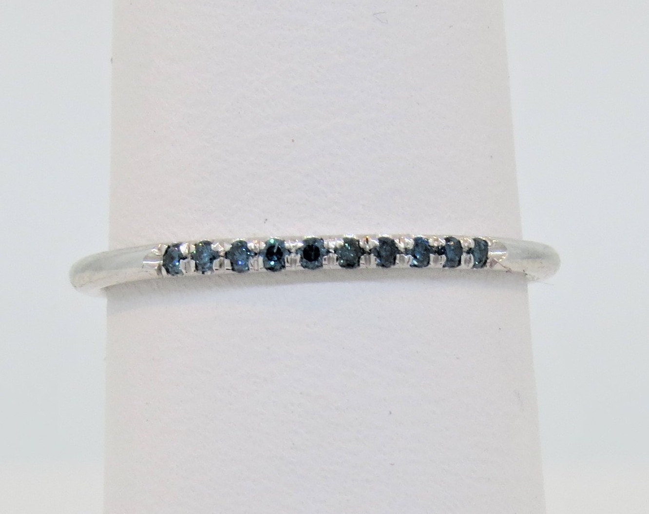 14K Weißgold 0.08Ct Blau Diamant Micro Pave Ring/Ehering Versprechen Jubiläum Band Brautring von Tasiyanjewelrydesign