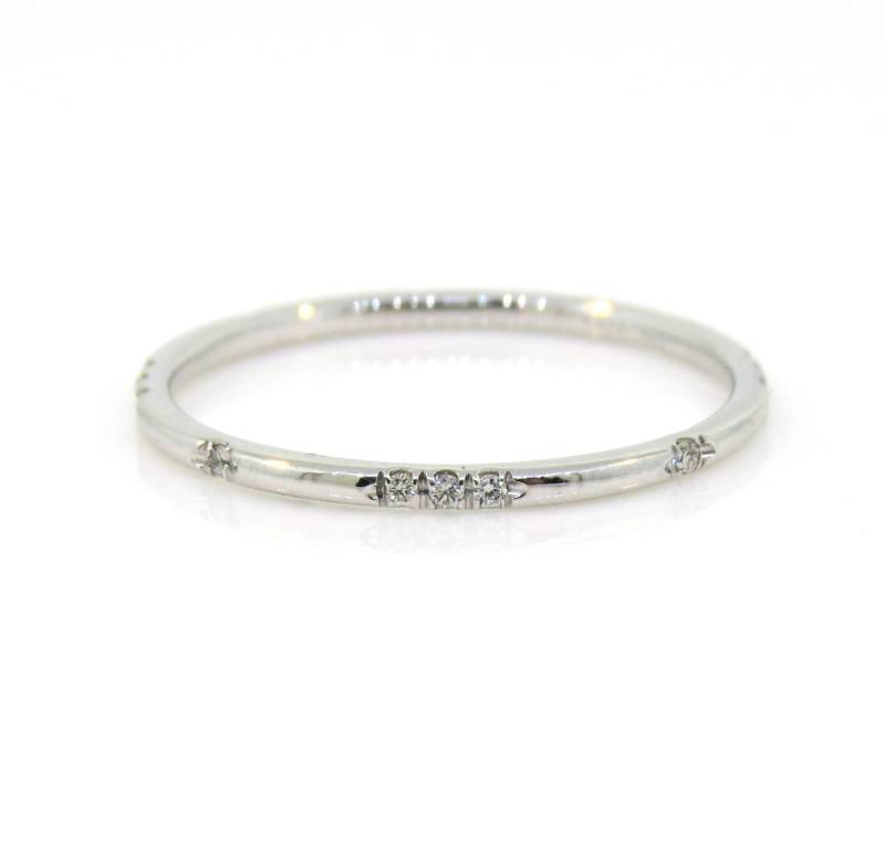 14K Weißgold 0.08Ct Diamant Micro Pave Ring Eternity Band Stapelbar Zierliche Ehering Jubiläumsring Brautring Versprechensring von Tasiyanjewelrydesign