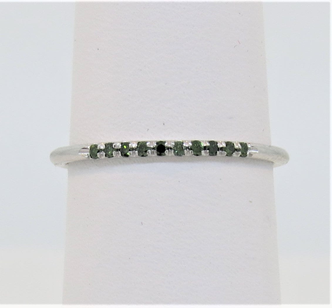 14K Weißgold 0.08Ct Grün Diamant Micro Pave Ring Ehering/Versprechen Stapelbarer Band Jubiläumsring Diamantring von Tasiyanjewelrydesign