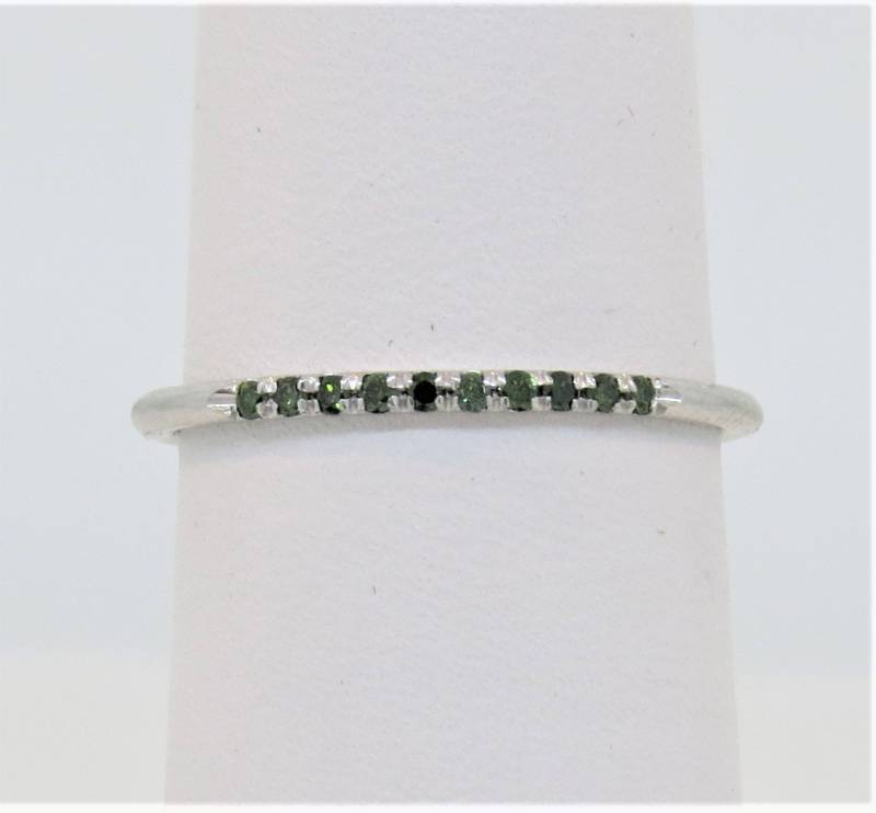 14K Weißgold 0.08Ct Grün Diamant Micro Pave Ring Ehering/Versprechen Stapelbarer Band Jubiläumsring Diamantring 14K Weißgold 0.08Ct Grün Diamant Micro Pave Ring Ehering/Versprechen Stapelbarer Band Jubiläumsring Diamantring von Tasiyanjewelrydesign