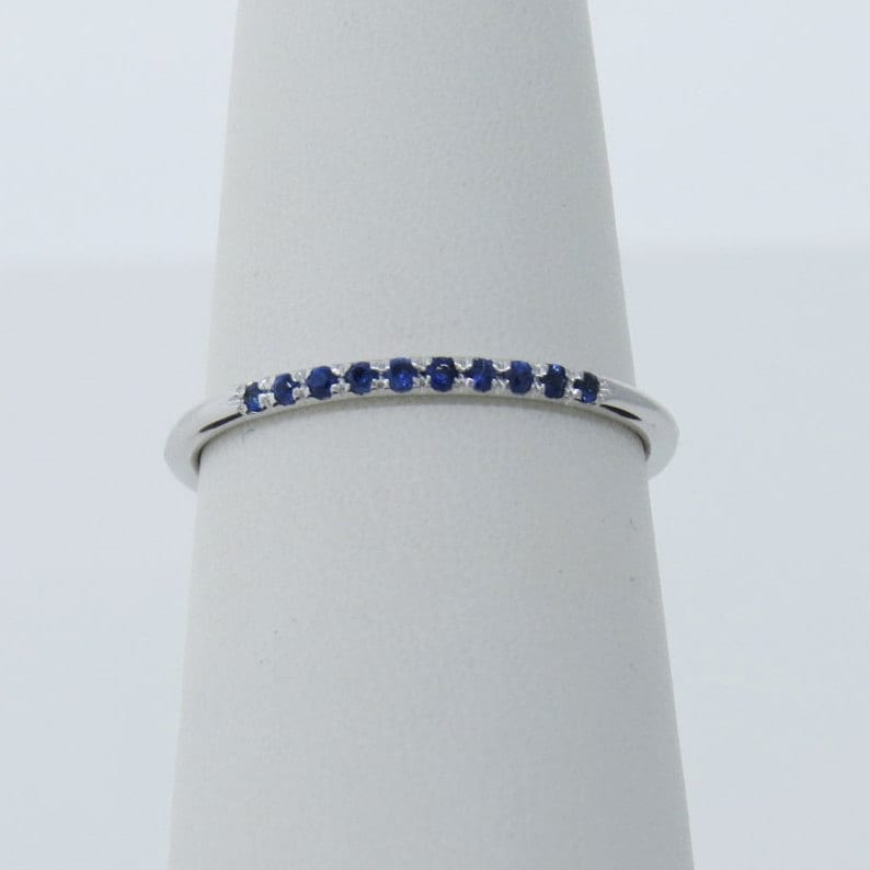 14K Weißgold 0.10Ct Blauer Saphir Ring/Zierlicher Ehering Micro Pave Stapelbarer Jubiläumsring Dünner Edelstein 14K Weißgold 0.10Ct Blauer Saphir Ring/Zierlicher Ehering Micro Pave Stapelbarer Jubiläumsring Dünner Edelstein von Tasiyanjewelrydesign